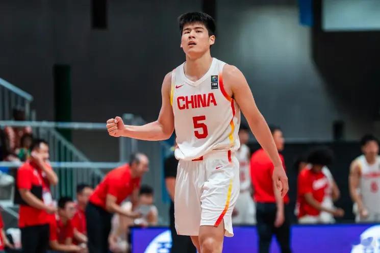北京时间7月6日，2025年U19男篮世界杯13-14名排位赛，中国U19男篮对
