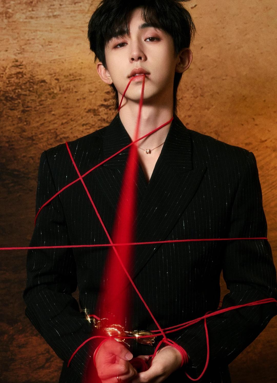 怎么突然觉得郭俊辰这组处处绑着红线的写真有点诡异呢? 
看脸还是帅的，但是搭配着