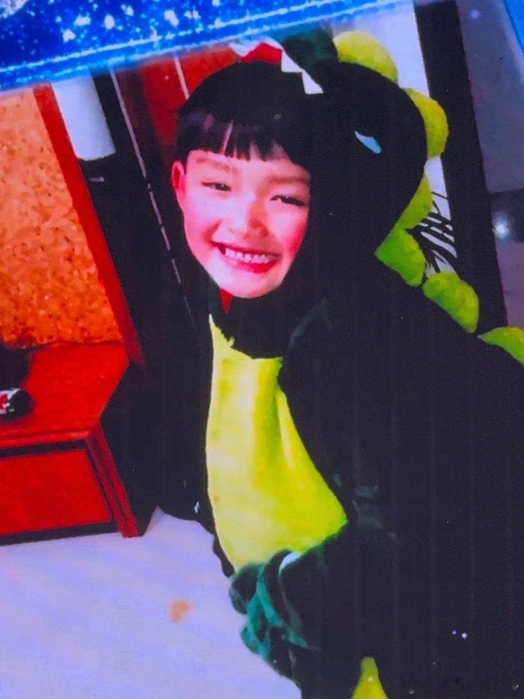 这一看就是那种特招人喜欢的小孩，家里的小开心果🐽小脸蛋红扑扑的 好想嘬一口。张