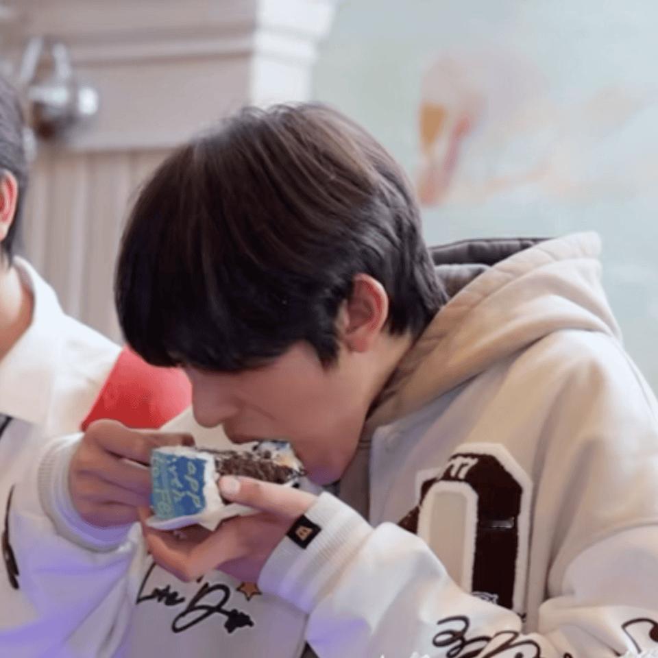 tg 陈浚铭是在吃酸辣粉吗？ 