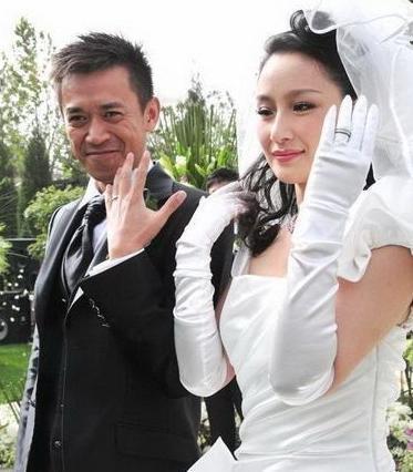 2009年，二婚的王学兵迎娶孙宁。孙宁承担了婚礼全部开销，还买了婚房。可王学兵却