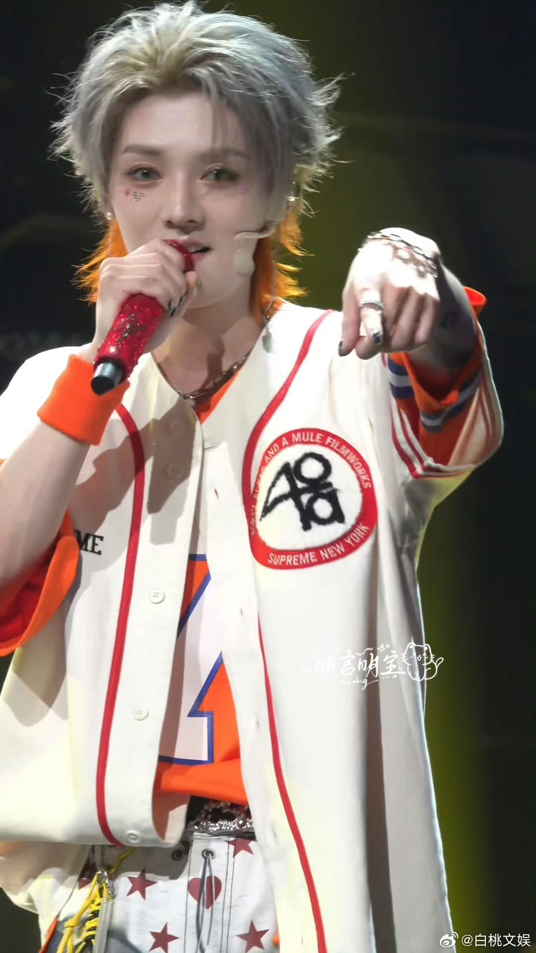 鹿晗被吓得直摇头鹿晗被吓得疯狂摇头哈哈哈哈哈 鹿晗摇头的样子，我看一次笑一次。超