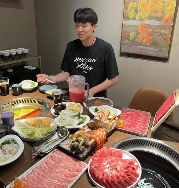 杨瀚森不愧是约基奇的小迷弟，不仅打球风格类似，连饮食也不讲究。

这是他现身拉斯