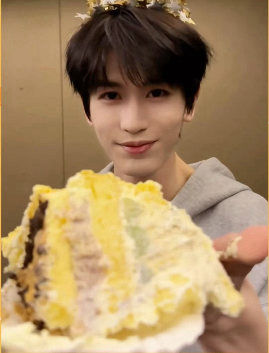 张凌赫的生日庆祝直播，蛋糕上是金元宝张凌赫生日照