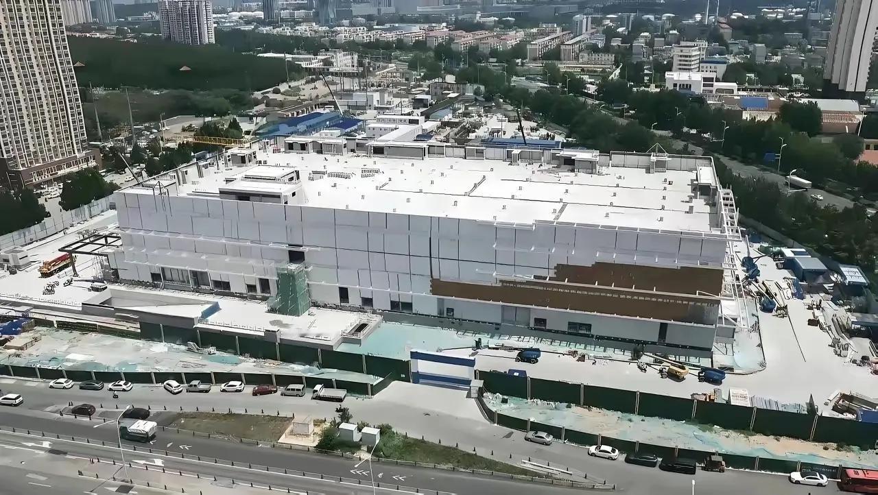 济南山姆会员店建设速度很快，已经到了外墙装饰阶段。按照这个速度，九月份就能基本完