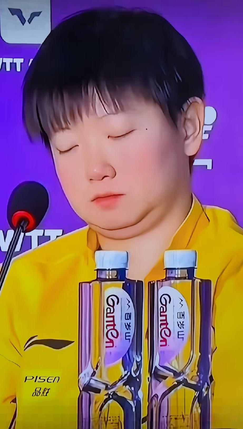 莎莎在记者答会上睡着了。看看这小下巴，肉肉的，脸蛋肥肥的，太可爱了。
3分钟入睡
