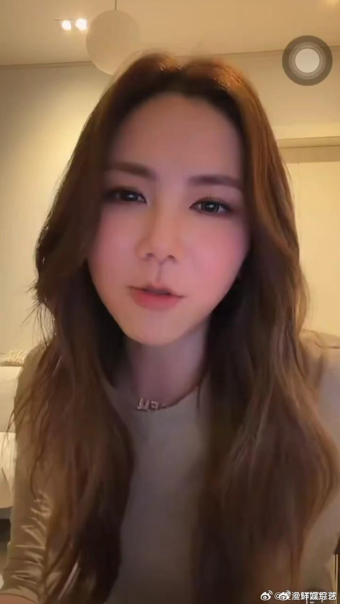 歌手直播邓紫棋的兵攻占歌手了听从解解号召奔赴歌手直播，众多粉丝集结，造就直播间名