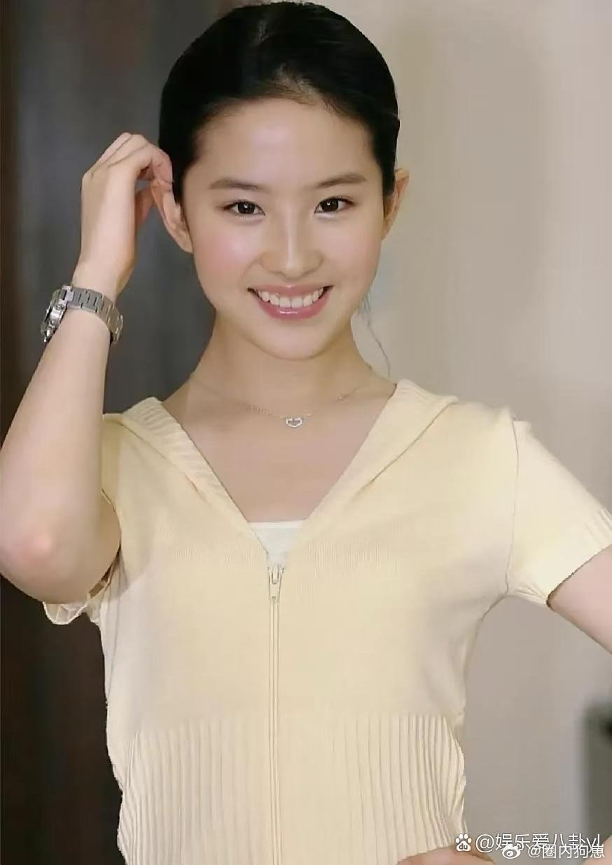 刘亦菲的头颅线条也太绝了！流畅又精致，完美得像被精心雕琢过～ ​​​