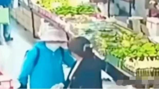 吉林飙女买菜被碰到衣服嫌脏殴打老人！菜摊女店员劝阻也遭巴掌
又是一场现实版《狂飙