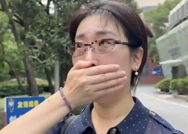 根据《第一现场》报道，2026年8月5日上午11点，朱女士丈夫唐先生在三位律师见