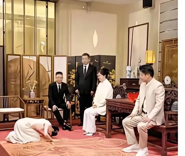 猛一看以为是泰国王室活动，看了网友评论才知道是辛巴收徒。这阵仗太令人震撼！