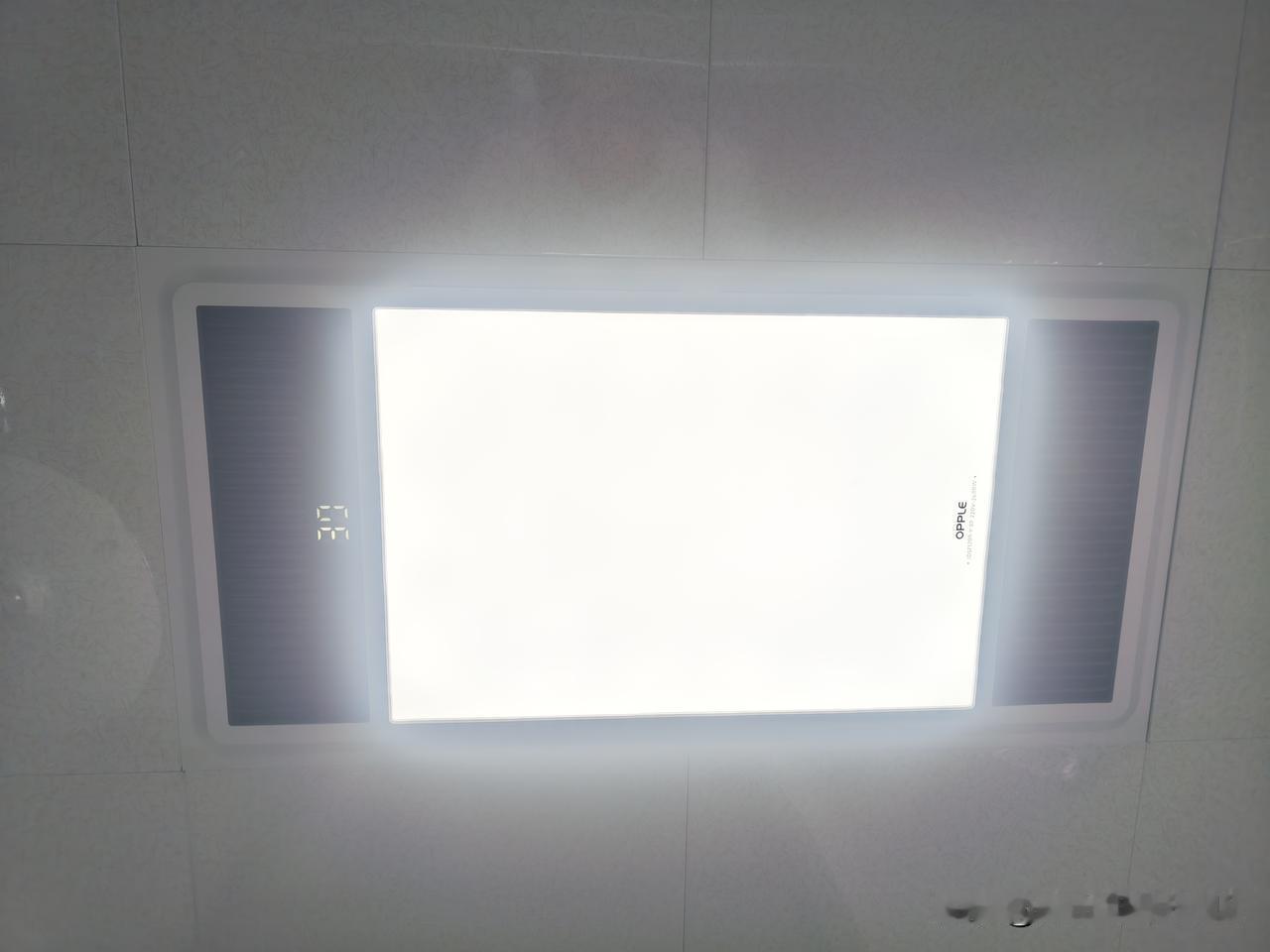 南京今天天气多云转阴，午后有分散性阵雨或雷阵雨，最高温度仍然34℃以上，湿度偏高