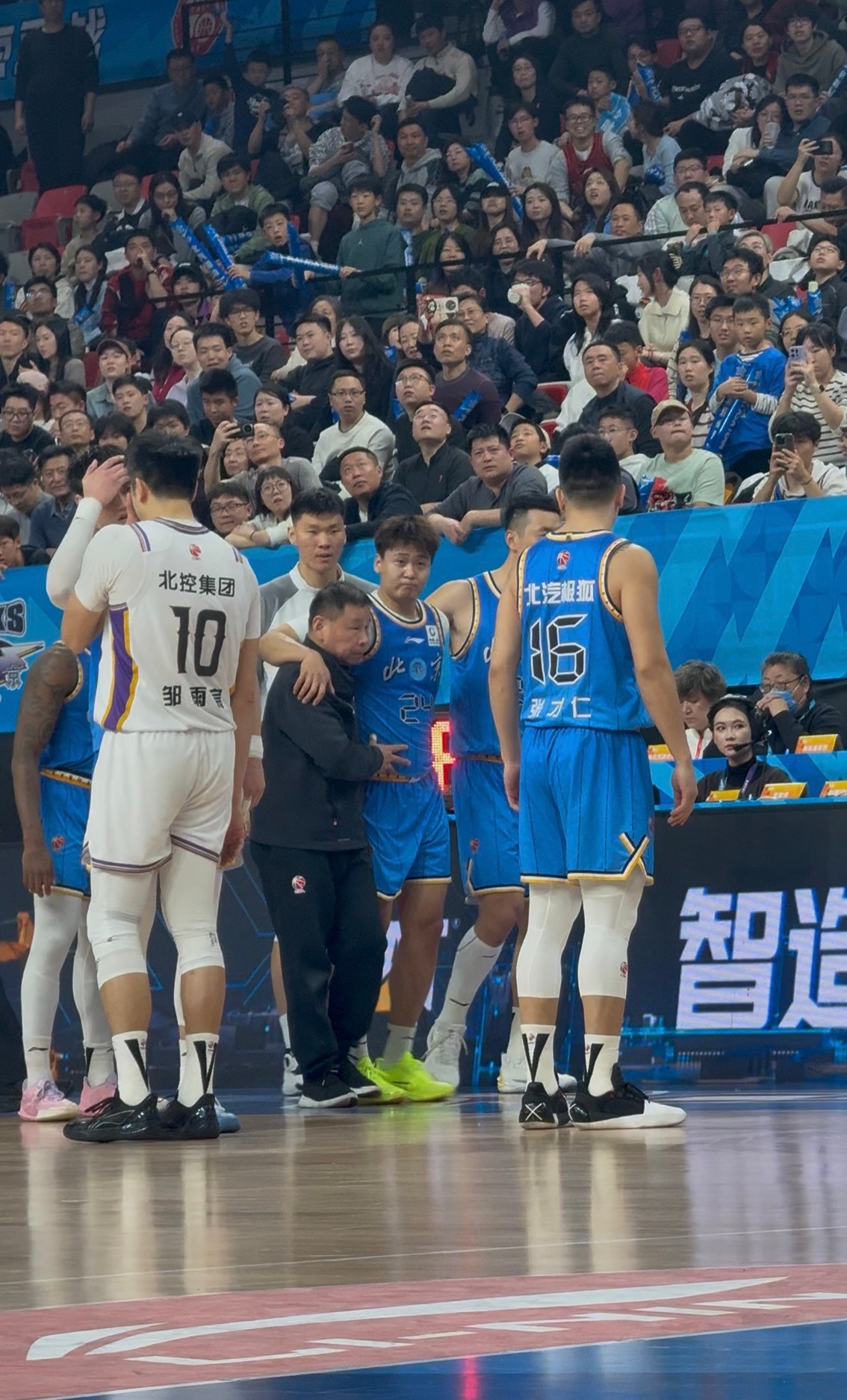 赵睿起来直接回更衣室了，希望他没大事北京男篮vs北控男篮