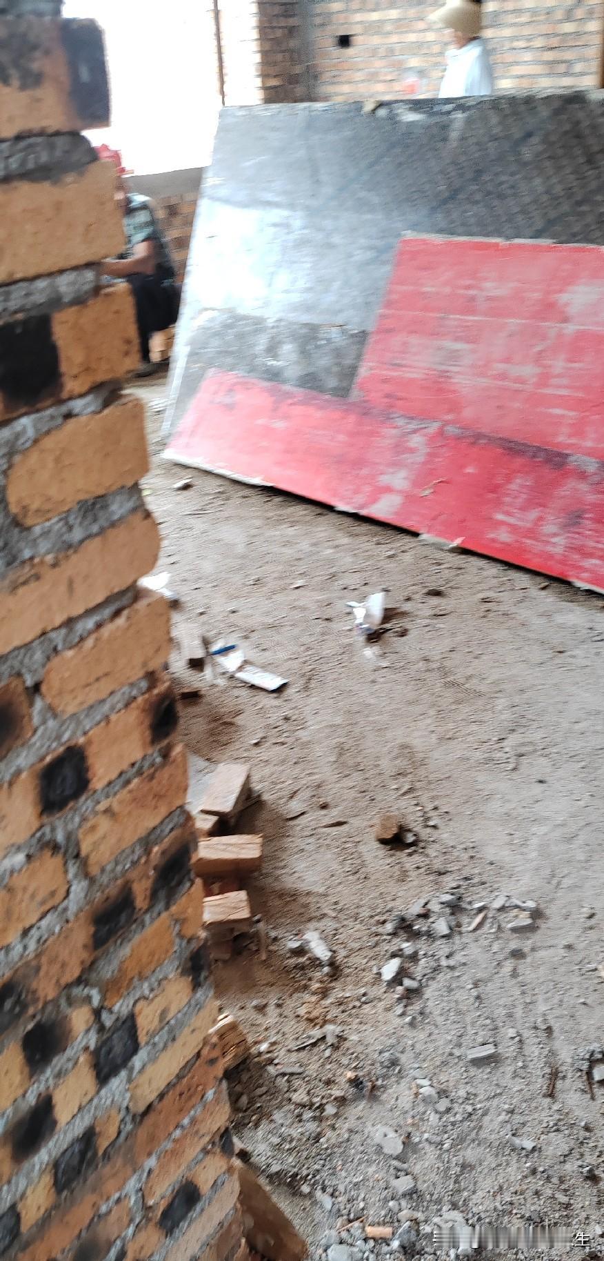 在工地混久了最懂一个道理，工友找你帮忙介绍活，千万不要大包大揽、什么事都往自己身