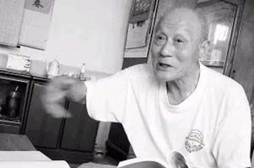 1983年，县领导到村子里视察，发现一个63岁的老人竟穿着飞行员的裤子，他大惊，