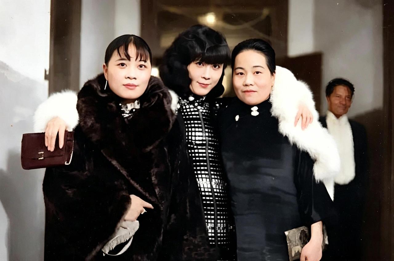 这三个女是当时全国最有权势的女人。她们要权有权，要钱有钱，要势有势，要名有名。一