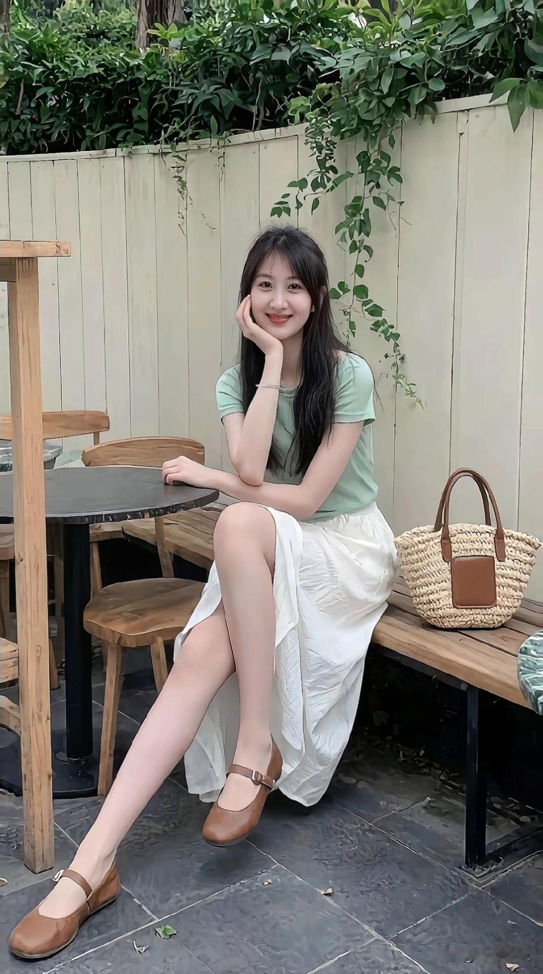 阳光明媚的午后，绿意盎然的咖啡馆，甜美小姐姐轻倚木桌，享受宁静时光。温柔咖啡店美