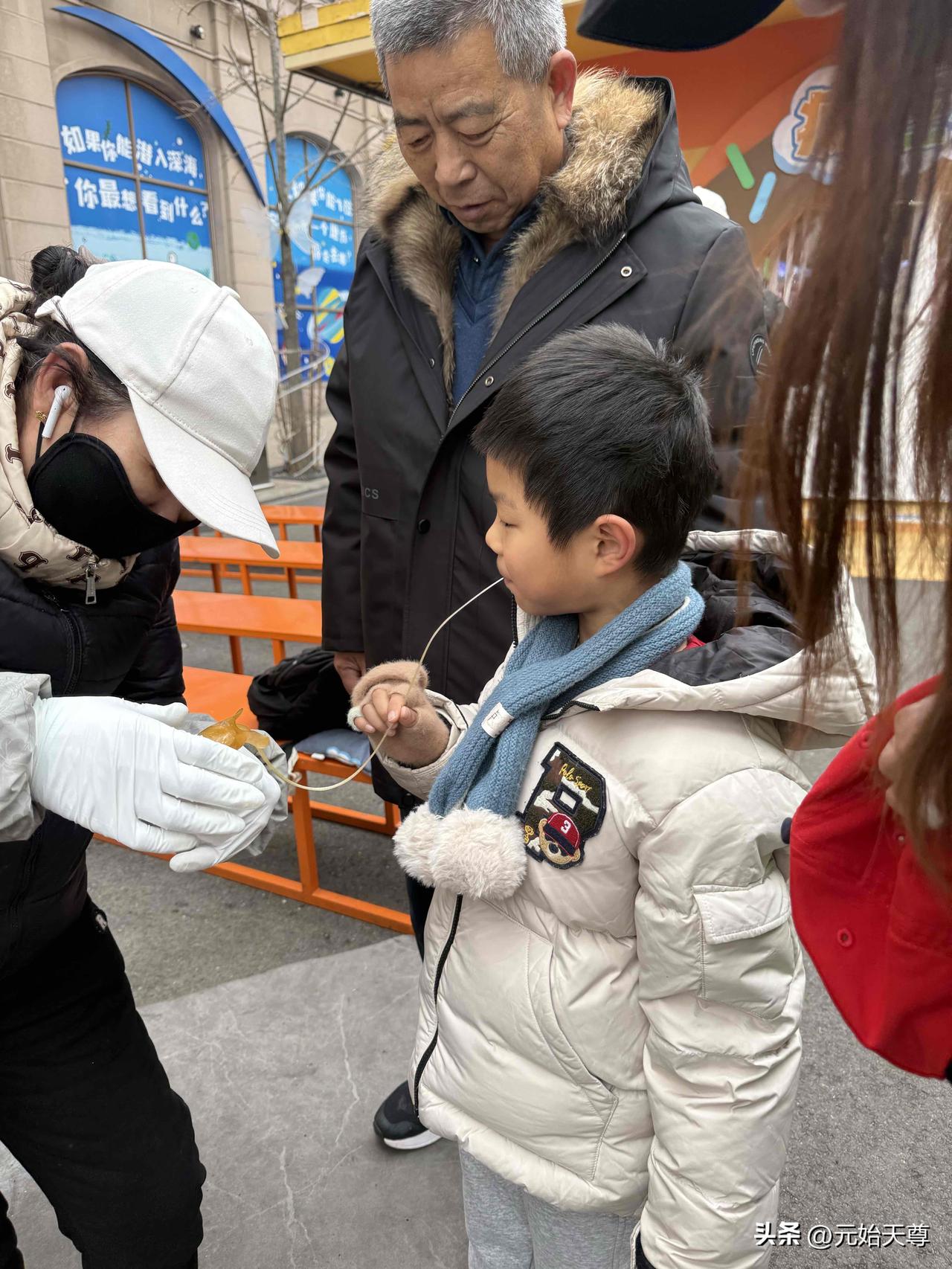 天南地北大拜年昨天是正月十五，我家小宝宝的爷爷奶奶和爸爸一起来我家看宝宝了，大家