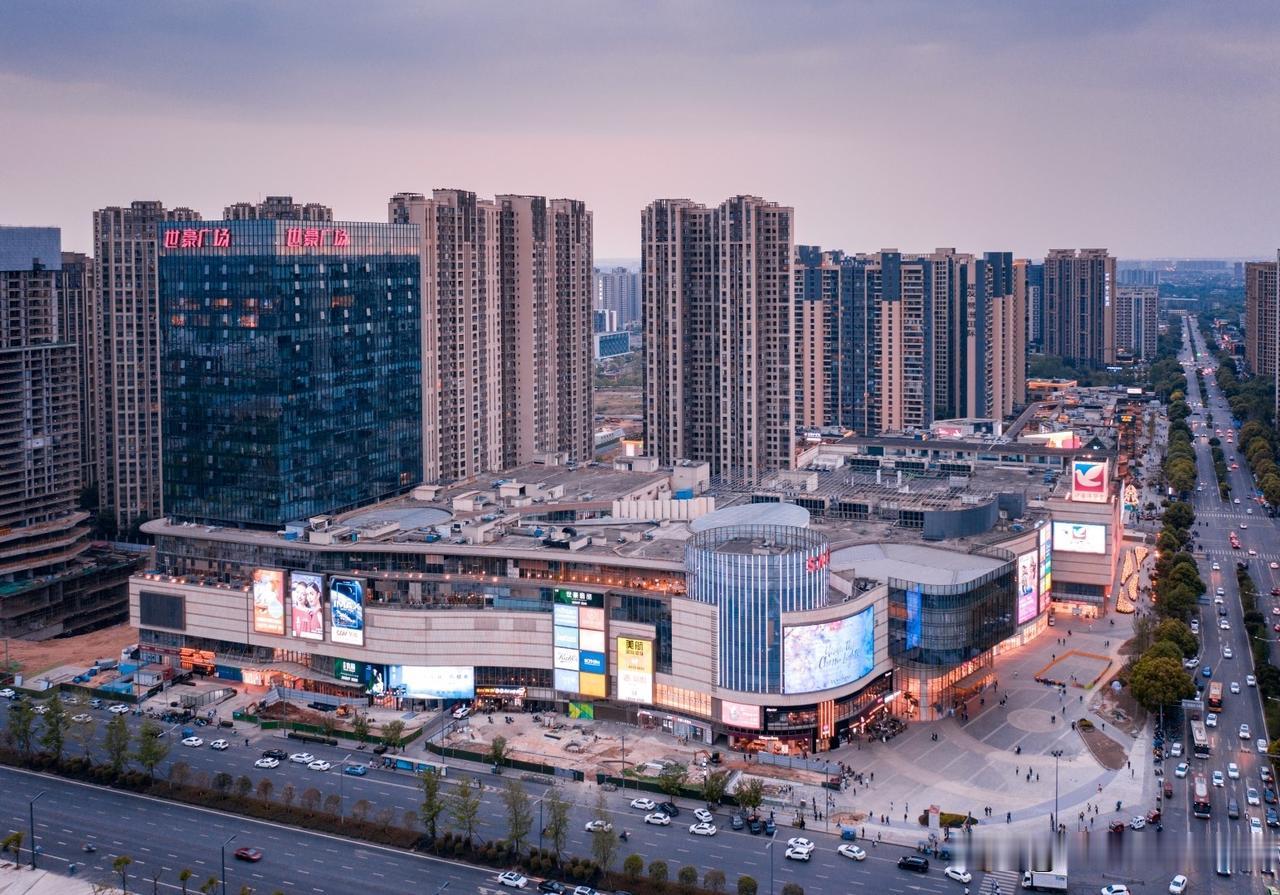 【⚠️新疆、青海、甘肃老乡听句劝！求你们别再往成都楼市里冲了！】

我一个在成都