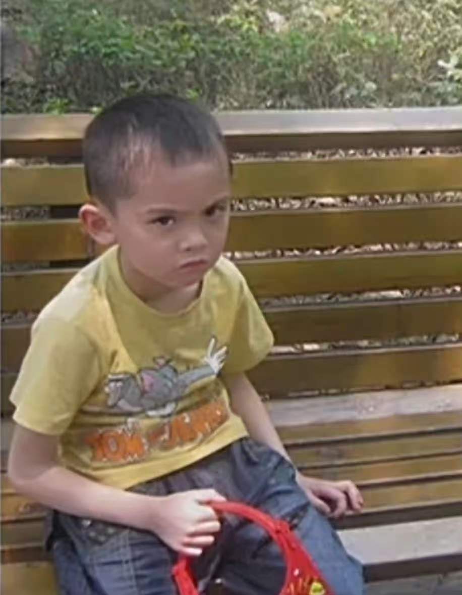 左航的儿童时期左航分享小时候照片真的要被航酱的儿童照萌化了，圆头圆脑 