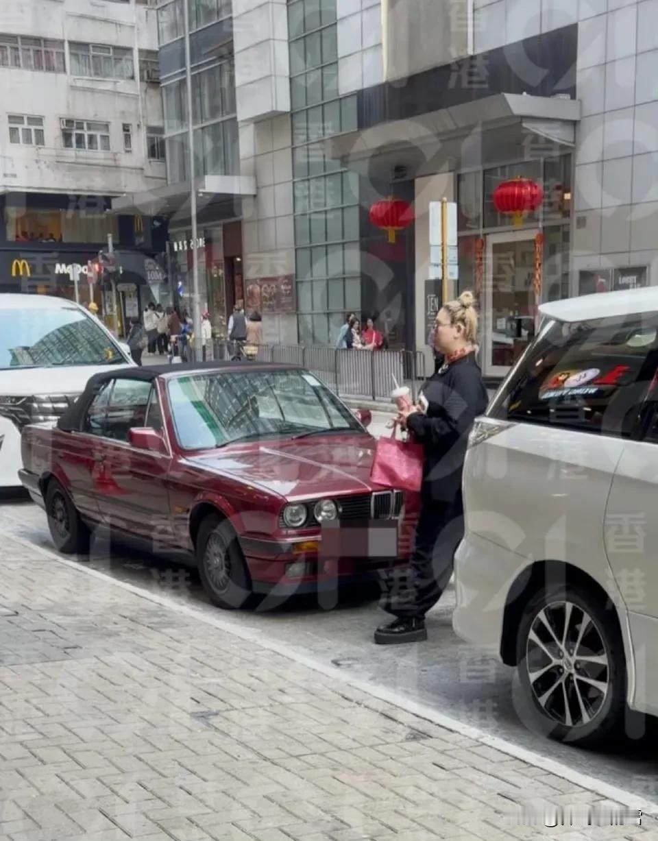 据媒体报道，郑欣宜驾车现身西环，回香港过年了。

身材依旧胖胖滴，引人注目的是，