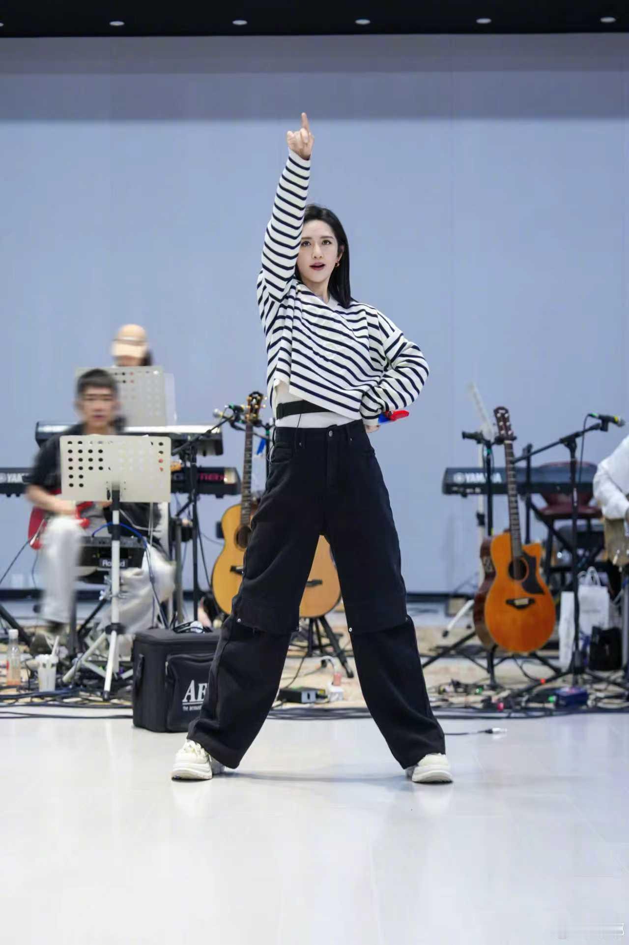 谢娜成都演唱会排练照  谢娜成都演唱会排练照来啦 演唱会门票再次秒罄，看得出大家