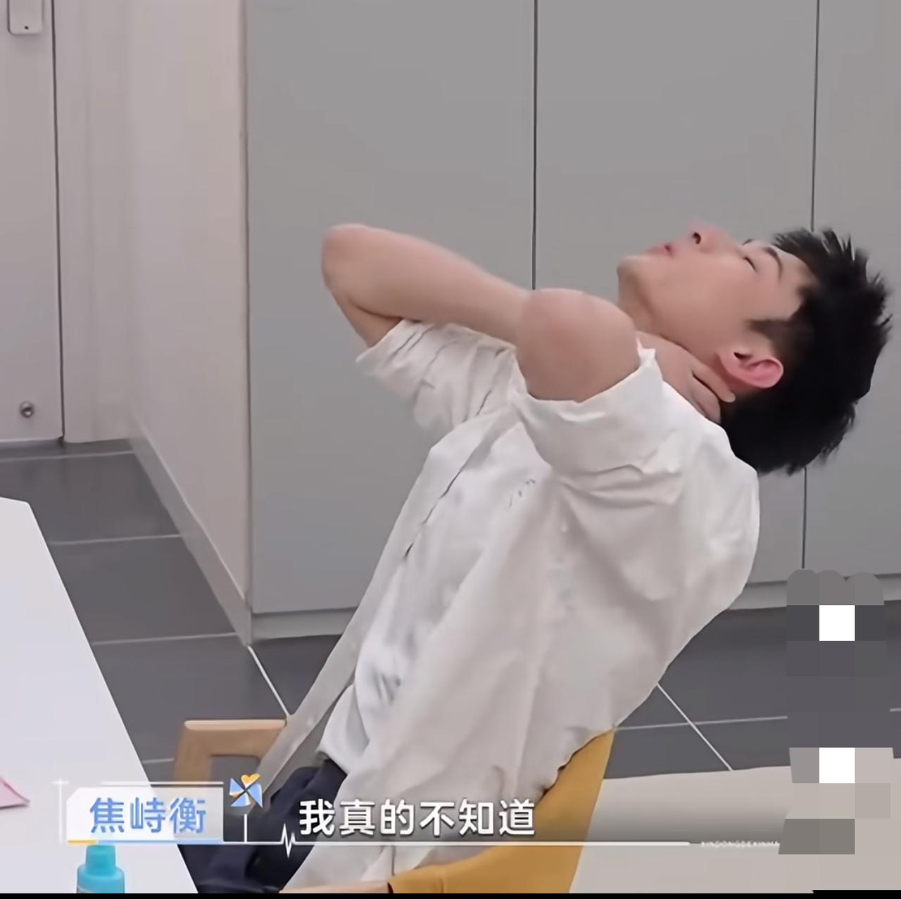心动8:瑞龙当面吃瓜的样子真可爱。
太上头了。
心动8上，方医生对着蓝蓝可是使着
