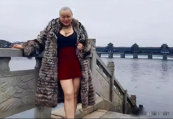 “谁娶我，我送他一辆宾利。”2019年，一名光头肥乳的女子，身着皮草，手上挂满豪