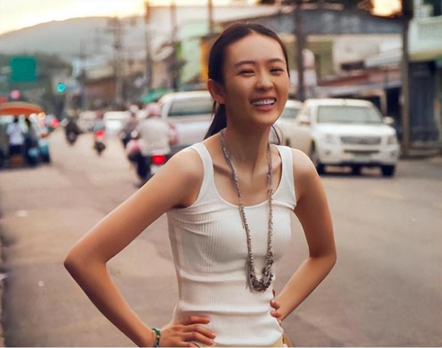 2003年，张国立的儿子张默，在中戏门口殴打女友童瑶，18岁的童谣被打到跪地求饶