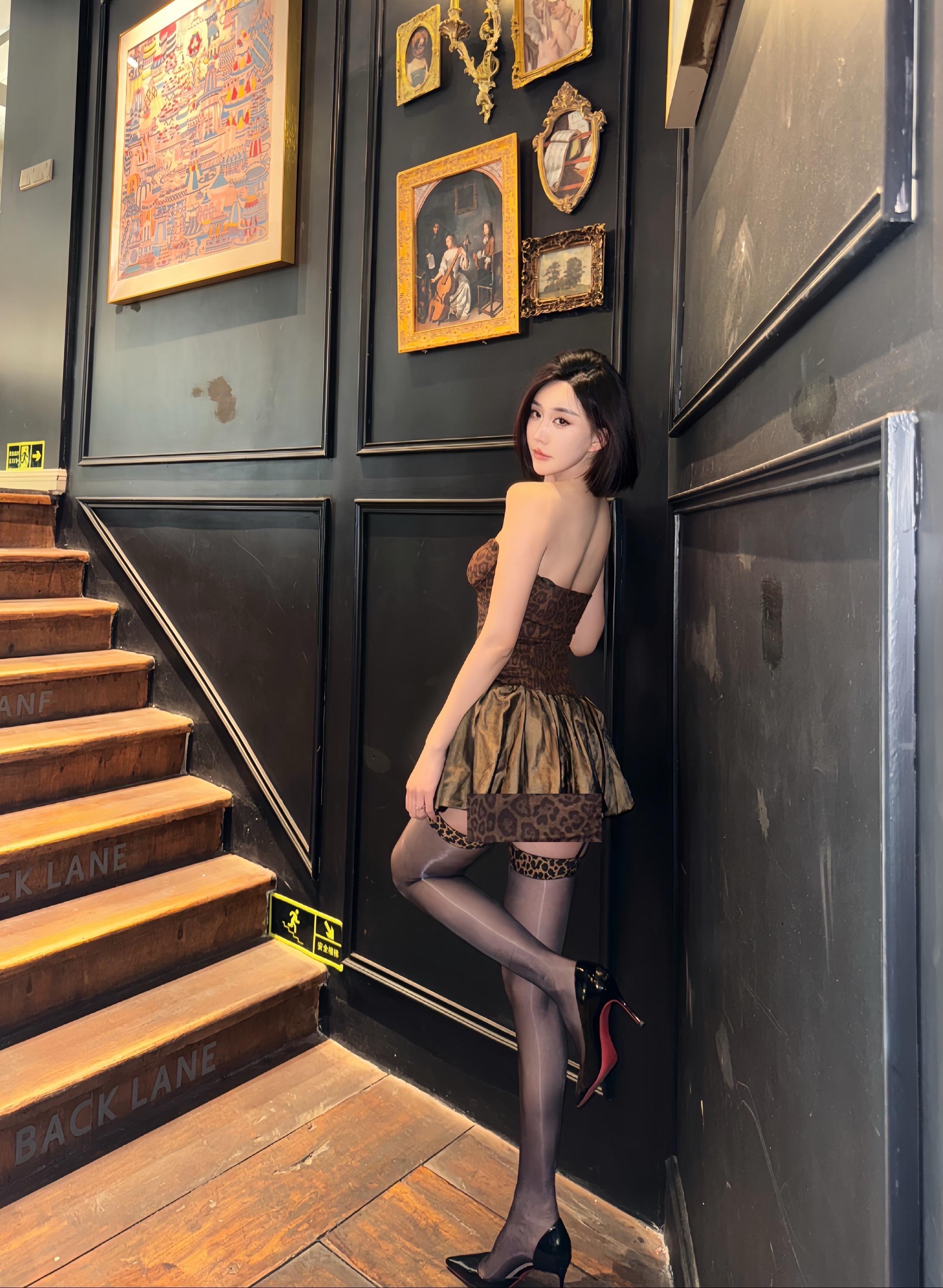 好好赚钱 以后把自己喜欢的人 圈起来当狗养