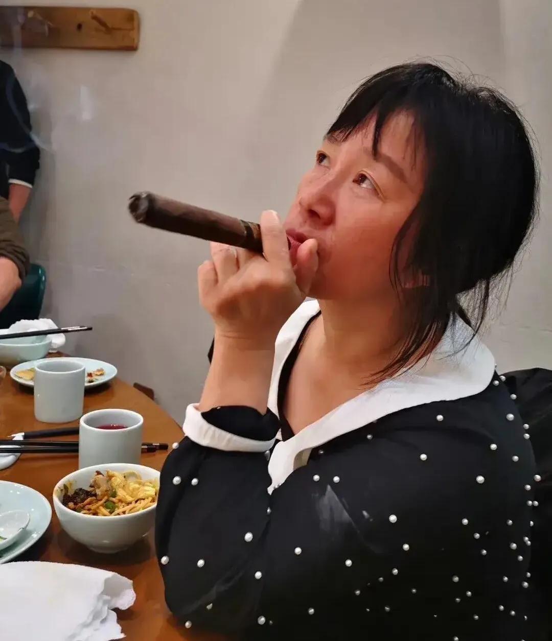批评是正常的，但蔑视需要克制！

看余秀华以“藏经满室，无非蜩鸠之榆；读书万卷，