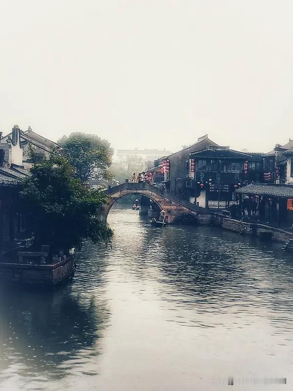 看到“小桥流水江南梦”这个上联，瞬间就被带入那如诗如画的江南意境里。我觉得“大漠