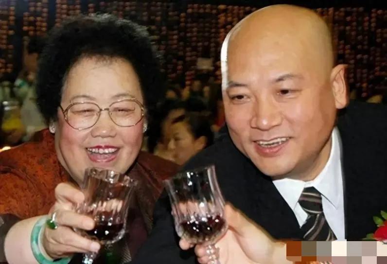 陈丽华、迟重瑞夫妇俩。
12岁的年龄差也挡不住他们和美的生活。唯一遗憾，就是迟没