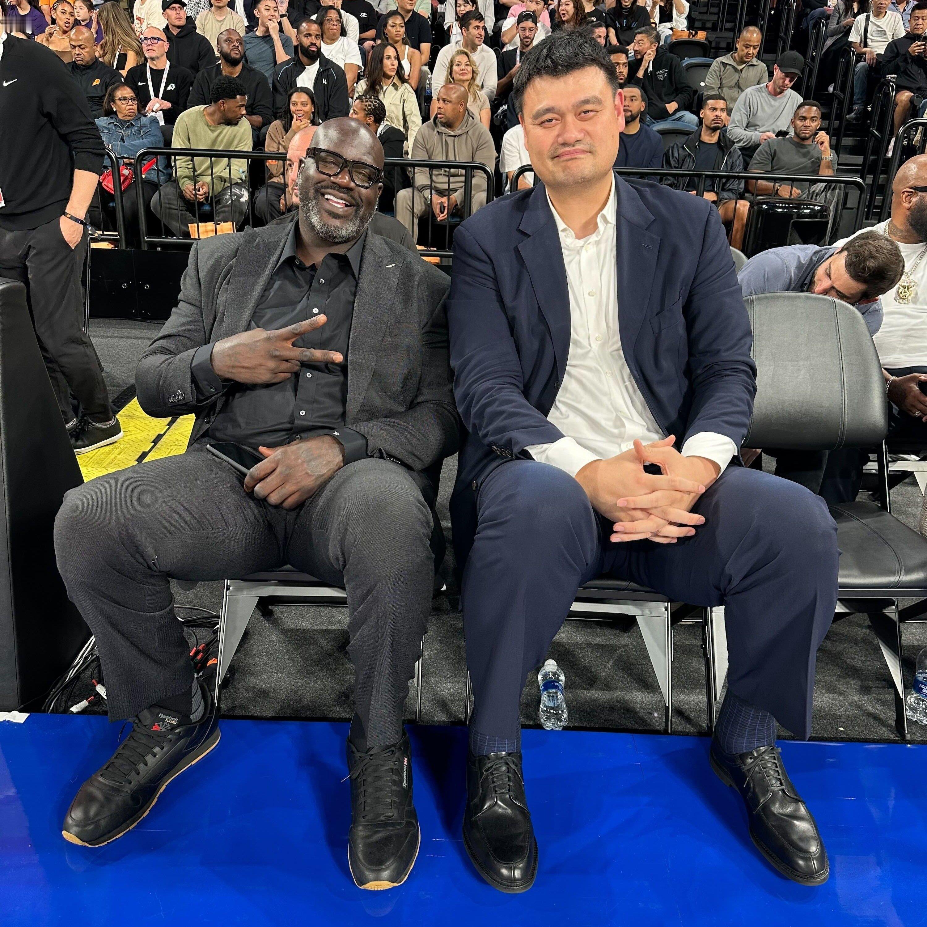 NBA中国赛2025NBA中国赛世纪同框 NBA中国赛，姚明、奥尼尔场边同框了，