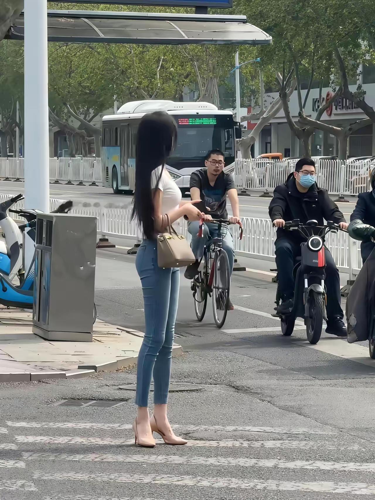 牛仔裤好是好看，但是一般人却穿不出来这种感觉，感觉牛仔裤对腿型的要求太高了，首先