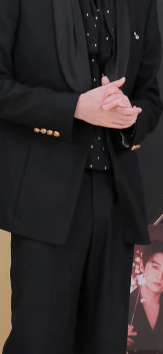 这黑裤子好啊🥵 