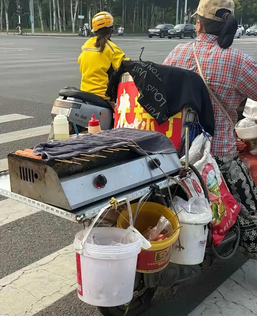 看到这一幕，你手里的烤肠还香吗？