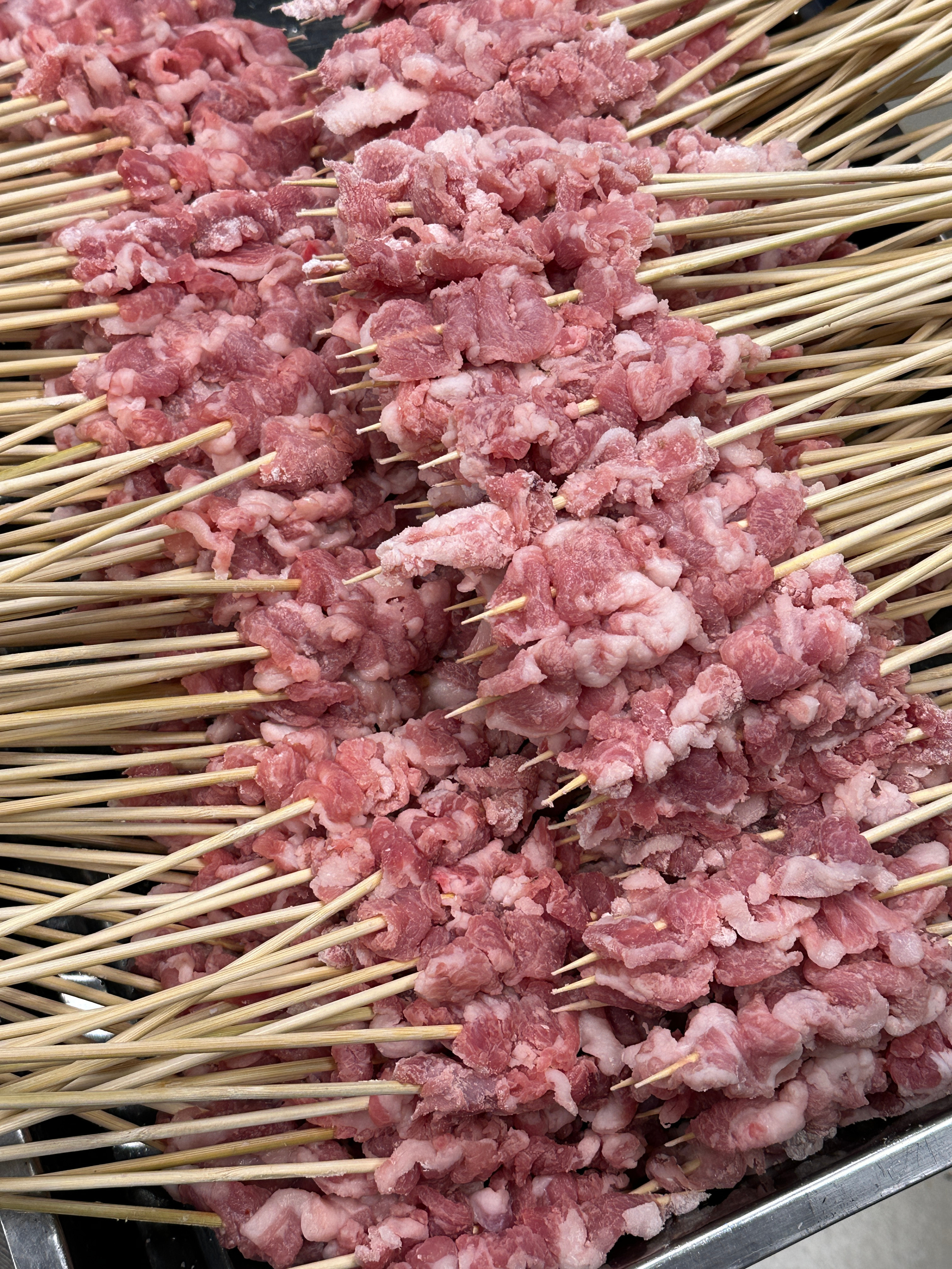 哇去 真的巨好吃 巨巨巨巨好吃！！肉好，大块，刷的酱料调料和肉融合在一起，还有炭