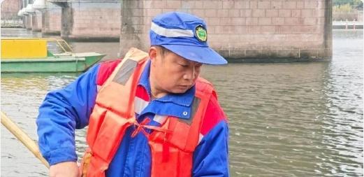 自 2016 年从事河道保洁工作以来，周孝长扎根始丰溪，坚守水域保洁一线，更在危
