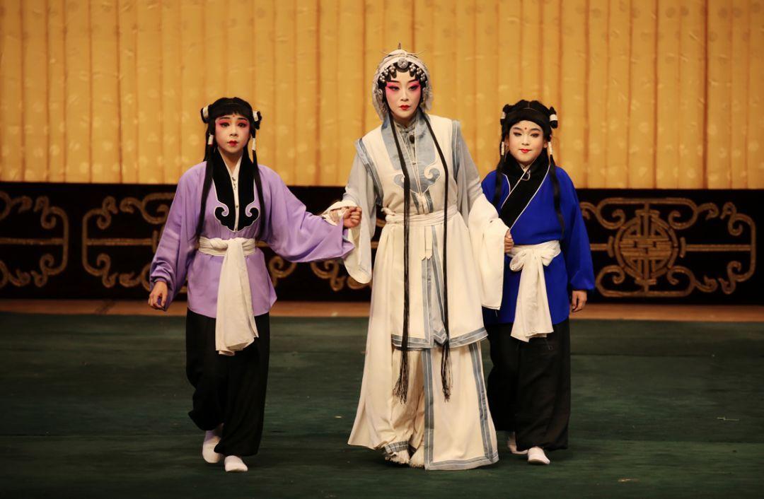 秦香莲祖居在湖广，均州城外是家乡。
自幼儿配夫陈士美，夫妻恩爱在闺房。
曾记得郎