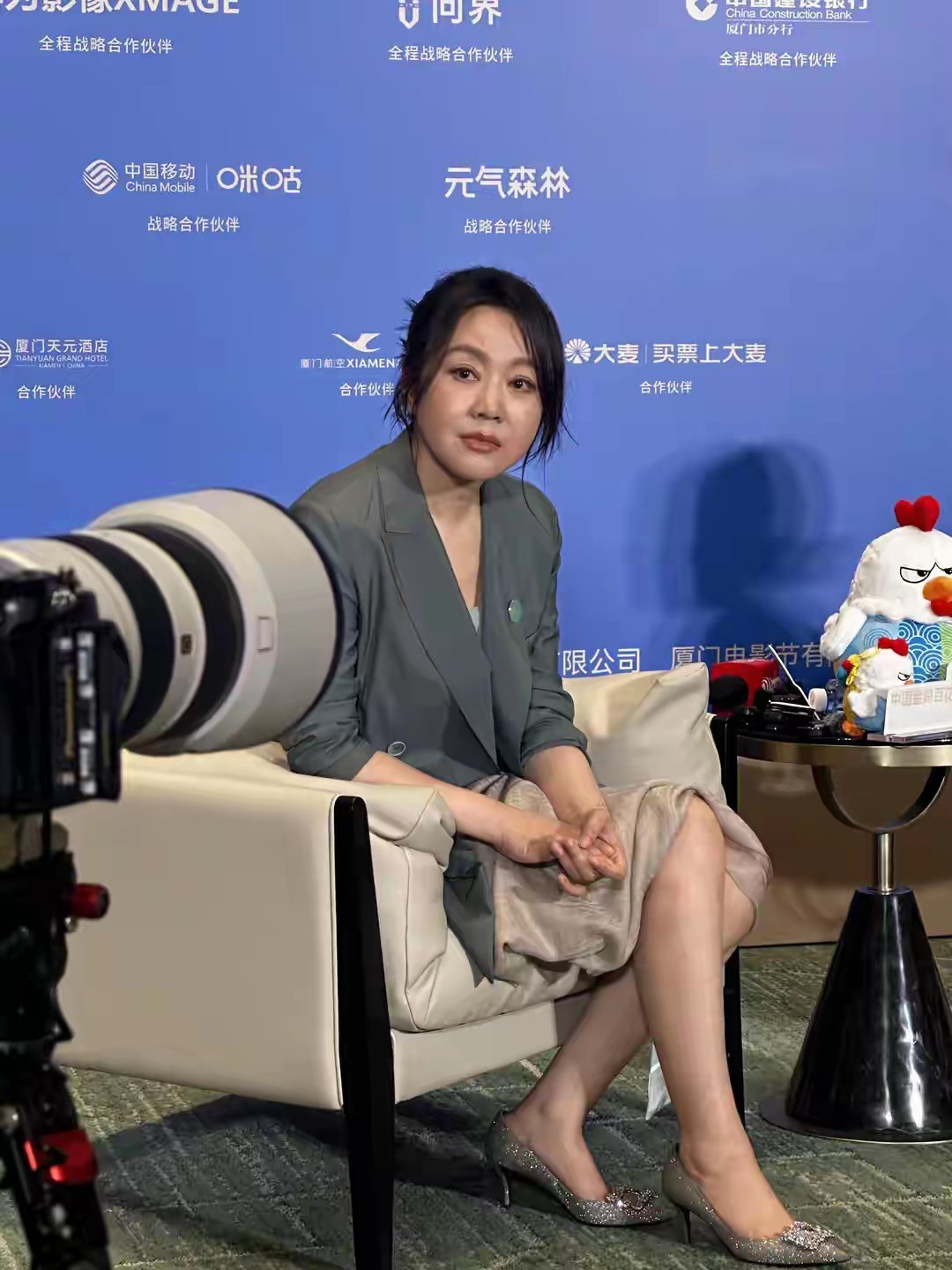 55岁闫妮厦门参加采访，气质如兰，状态好绝，颜值和身材都夯爆了 
