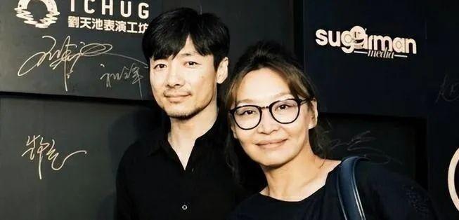 一快一慢，一静一动，日子反倒过得最稳当。
祖峰和刘天池这两口子，在圈里属于那种“