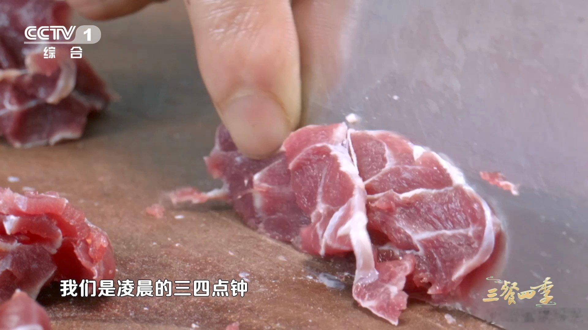 原来这么多年牛肉都切错了牛料是种什么料三餐四季 牛料烹饪分两步翻炒，先沥干水分再