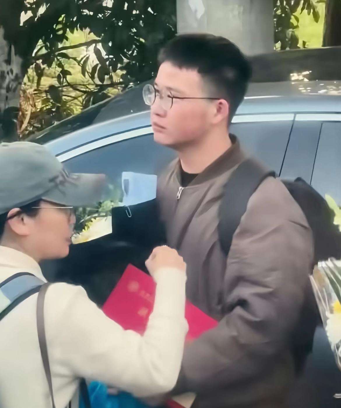 图一，外地的大学生，拿着录取通知书，赶到苏州送张雪峰老师最后一程。

图二，网友