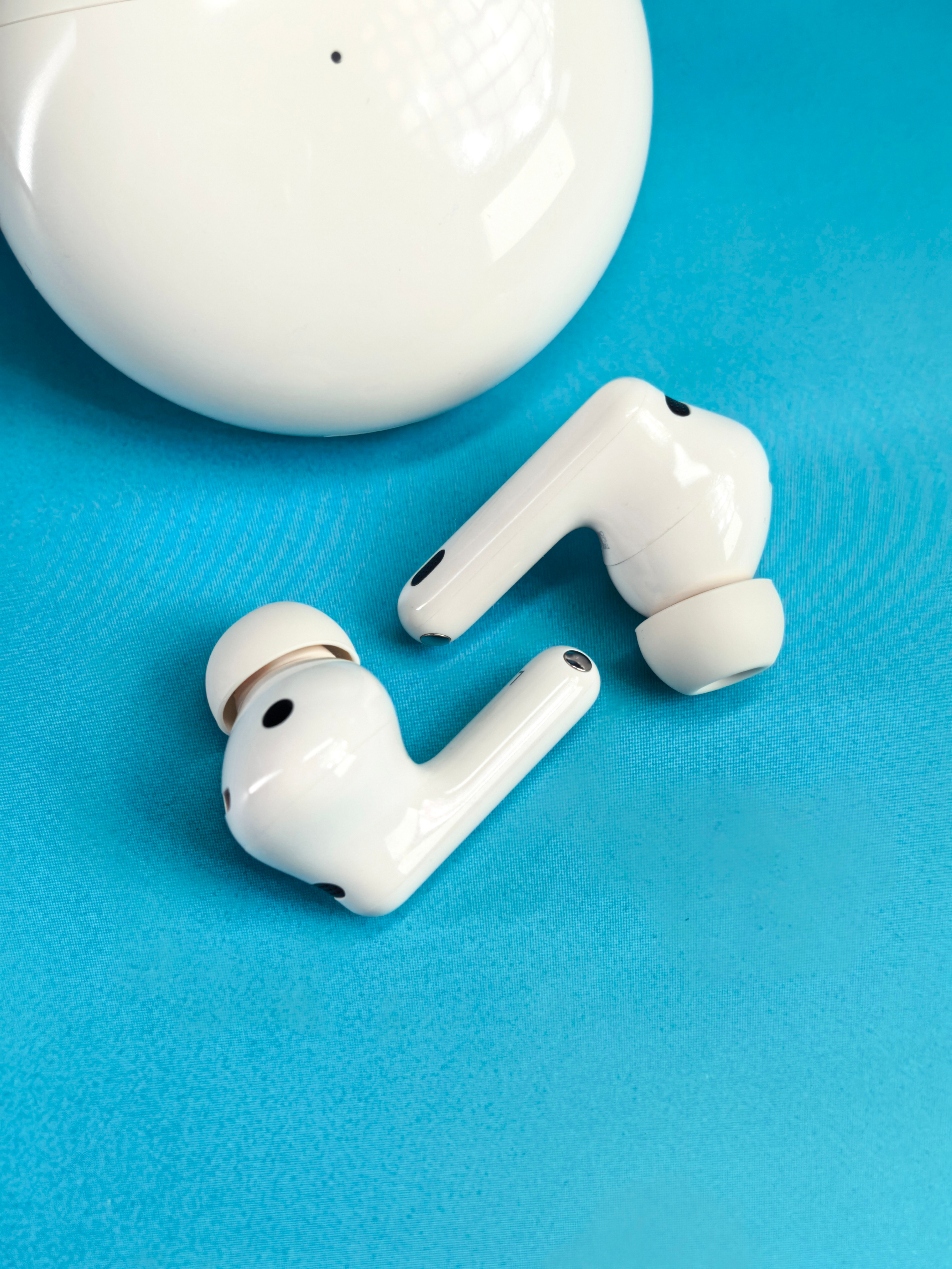 我日常通勤都戴华为FreeBuds 7i，它的降噪效果挺不错，坐地铁时能隔绝大部