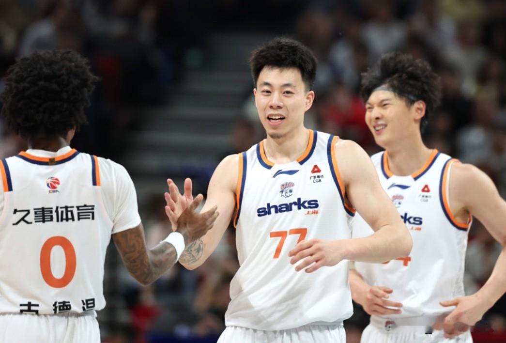 时隔二十四载登顶常规赛，上海男篮稳步迈向新征程
 
4月12日晚CBA赛场焦点战