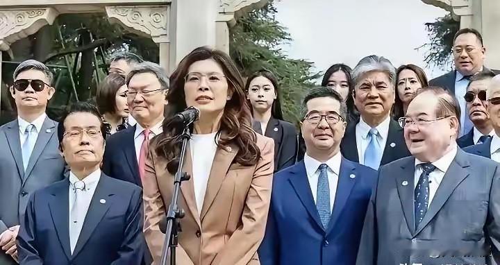 5月5日，蓝营彻底炸锅！

国民党内部这次闹得特别凶，两边人完全谈不到一块。
郑
