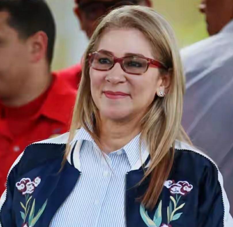 有人说塌鼻子事业不好，不富裕，一辈子没有荣华富贵。有钱人都是鼻梁非常挺拔。
看看