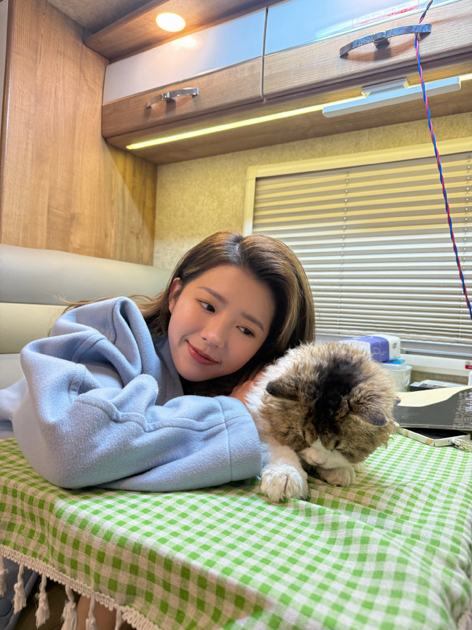 何蓝逗 何蓝逗现在好美！褪去青涩的婴儿肥，整个五官都变得精致清晰起来，好喜欢这种