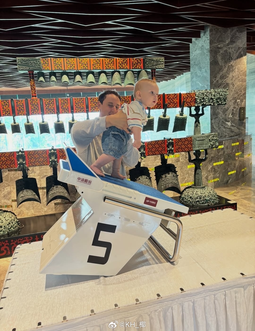 2026年中国游泳公开赛 组委会把小麦打破世界纪录当时站的五道出发台拆了下来放进